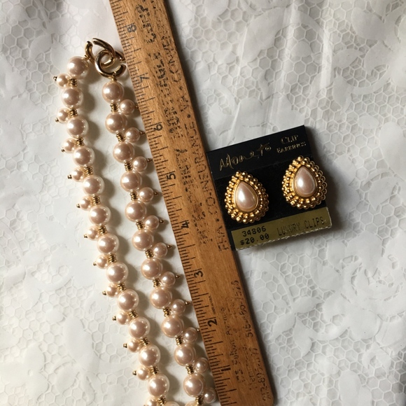 Vintage MONET Clip On Earrings & Off Write Pearls Classic Style - Picture 5 of 8
